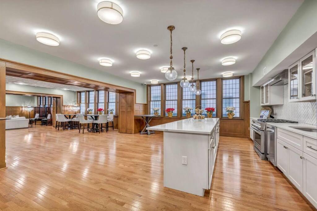 Апартаменты 2Br Unit In The Heart Of Dt With View Of Playhouse Square, Pool & Gym Access- 305 Кливленд Экстерьер фото