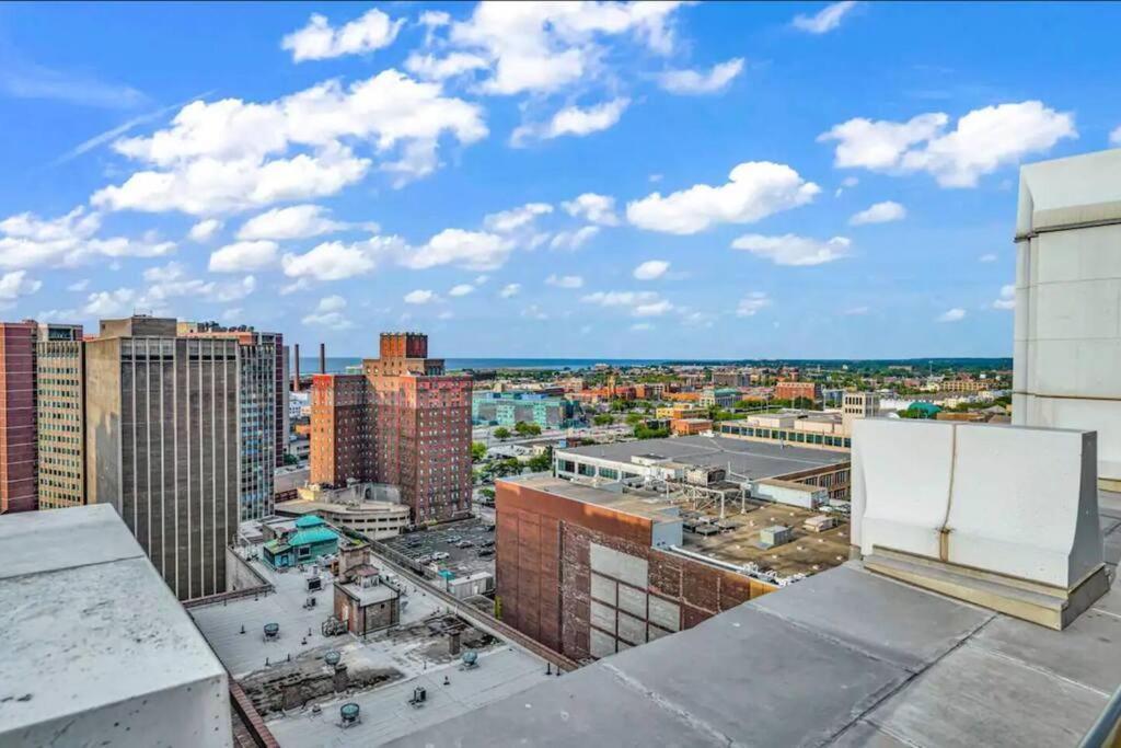 Апартаменты 2Br Unit In The Heart Of Dt With View Of Playhouse Square, Pool & Gym Access- 305 Кливленд Экстерьер фото