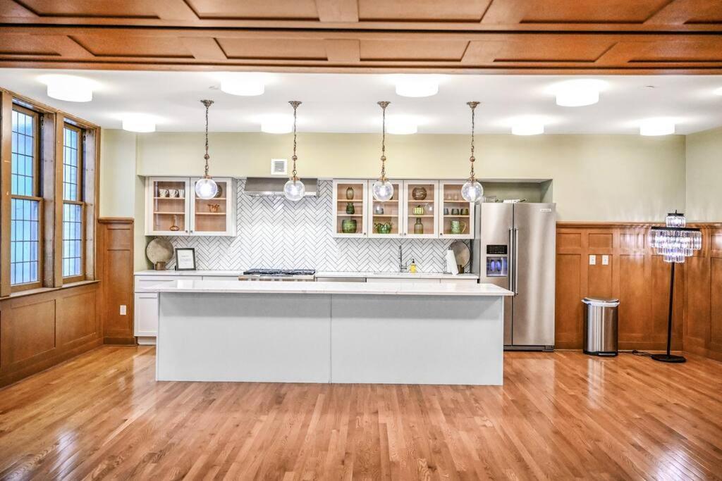 Апартаменты 2Br Unit In The Heart Of Dt With View Of Playhouse Square, Pool & Gym Access- 305 Кливленд Экстерьер фото