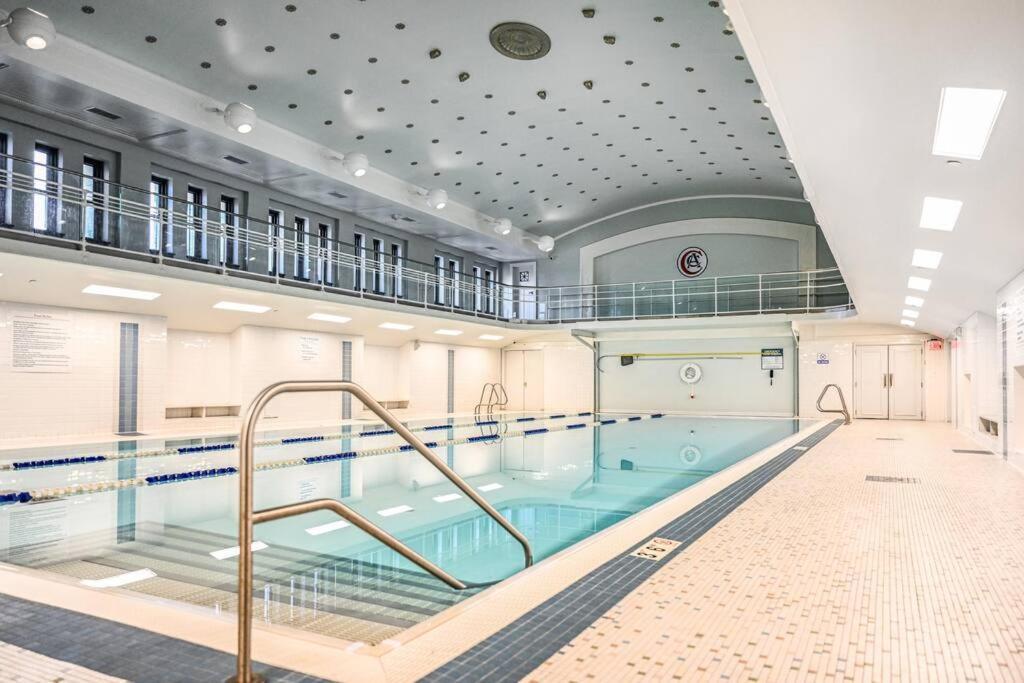 Апартаменты 2Br Unit In The Heart Of Dt With View Of Playhouse Square, Pool & Gym Access- 305 Кливленд Экстерьер фото
