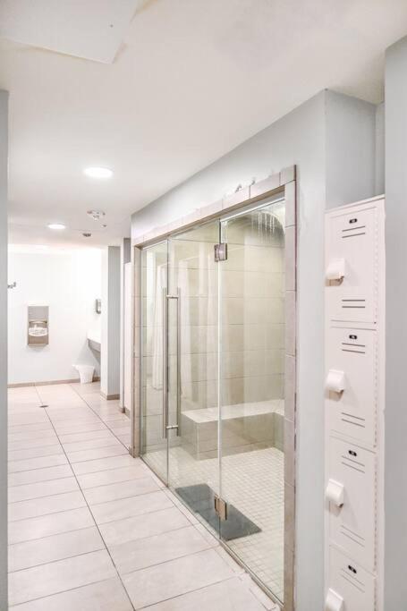 Апартаменты 2Br Unit In The Heart Of Dt With View Of Playhouse Square, Pool & Gym Access- 305 Кливленд Экстерьер фото