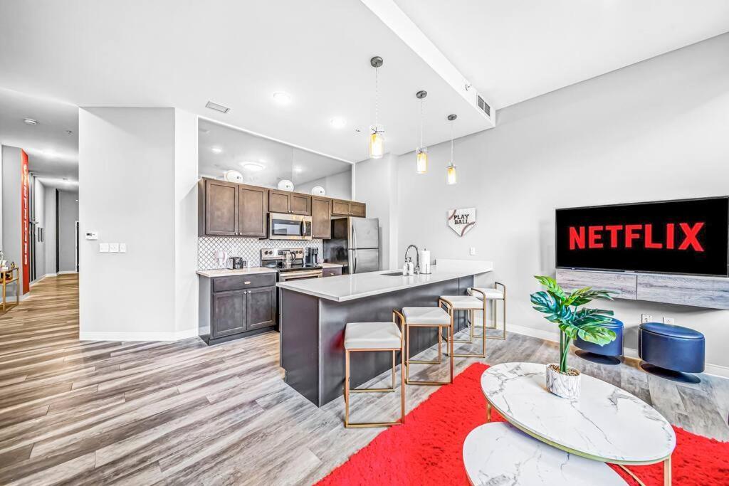 Апартаменты 2Br Unit In The Heart Of Dt With View Of Playhouse Square, Pool & Gym Access- 305 Кливленд Экстерьер фото