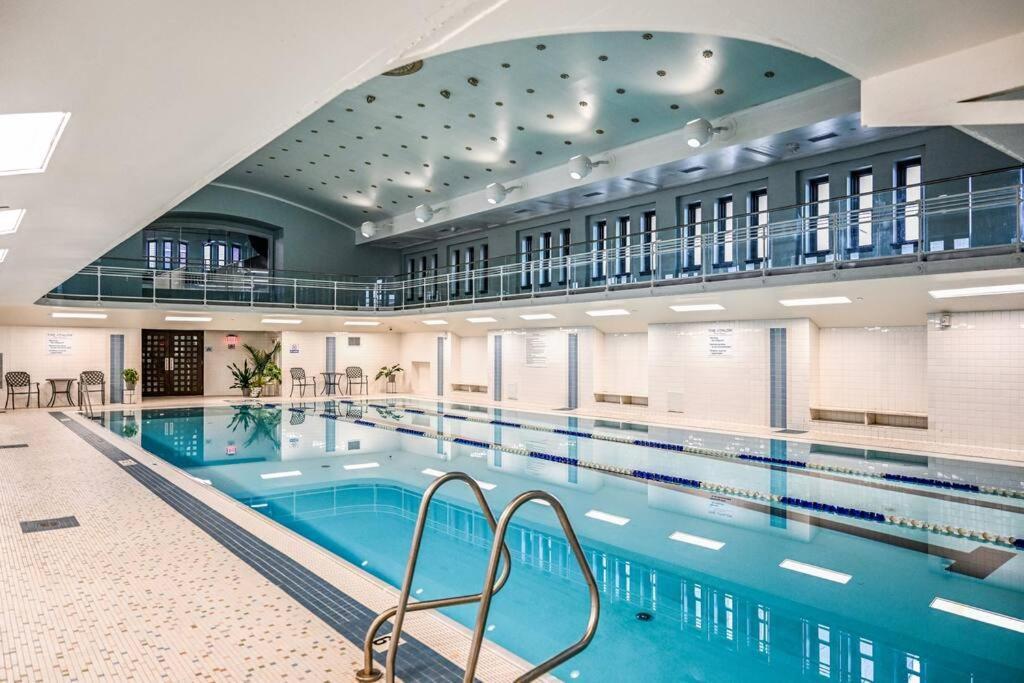 Апартаменты 2Br Unit In The Heart Of Dt With View Of Playhouse Square, Pool & Gym Access- 305 Кливленд Экстерьер фото