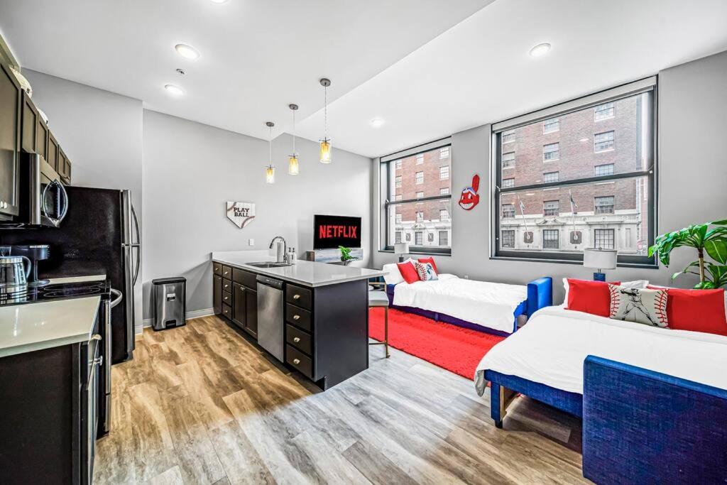 Апартаменты 2Br Unit In The Heart Of Dt With View Of Playhouse Square, Pool & Gym Access- 305 Кливленд Экстерьер фото
