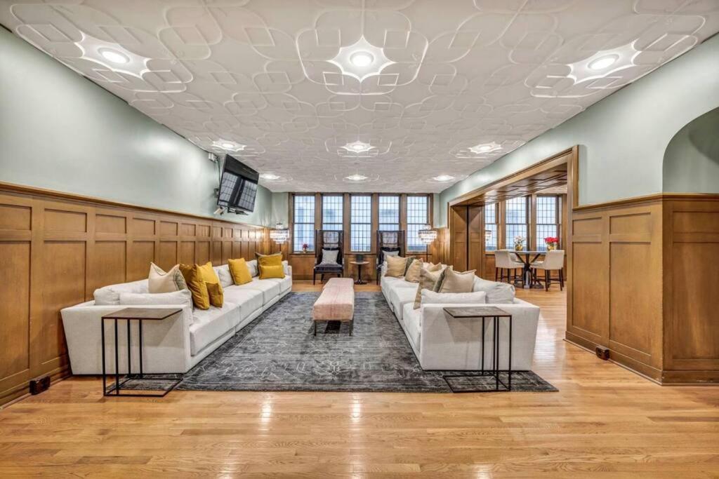 Апартаменты 2Br Unit In The Heart Of Dt With View Of Playhouse Square, Pool & Gym Access- 305 Кливленд Экстерьер фото