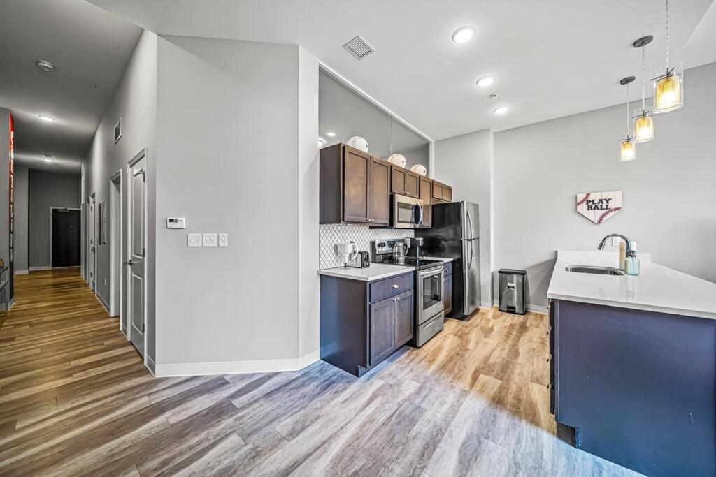 Апартаменты 2Br Unit In The Heart Of Dt With View Of Playhouse Square, Pool & Gym Access- 305 Кливленд Экстерьер фото