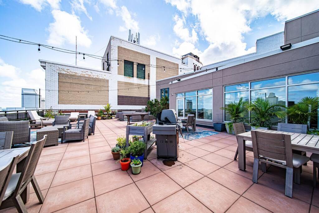 Апартаменты 2Br Unit In The Heart Of Dt With View Of Playhouse Square, Pool & Gym Access- 305 Кливленд Экстерьер фото
