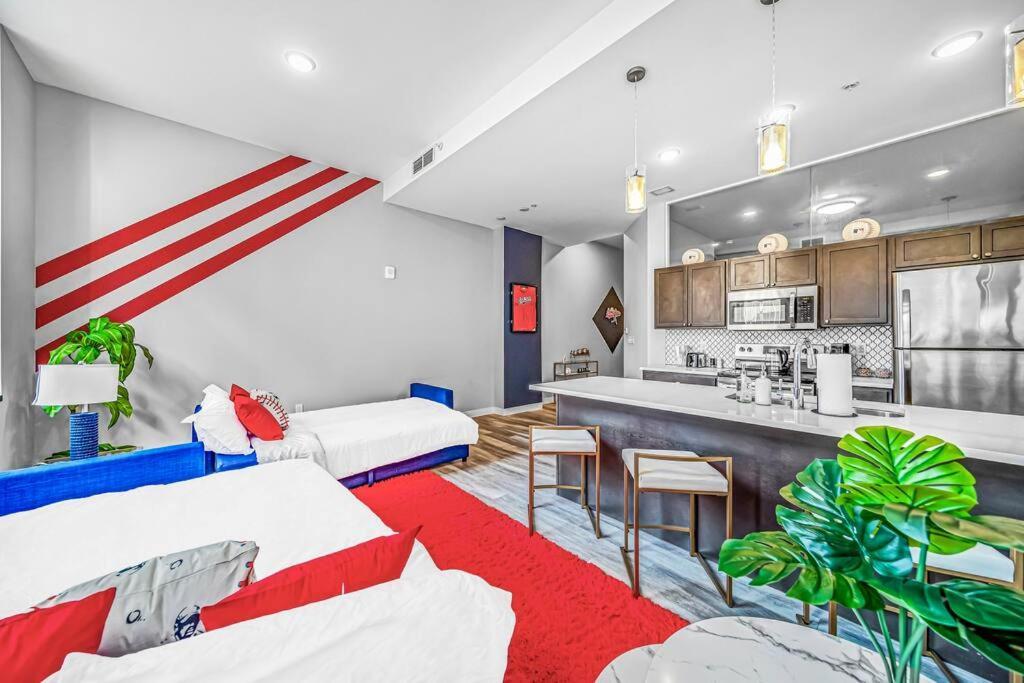 Апартаменты 2Br Unit In The Heart Of Dt With View Of Playhouse Square, Pool & Gym Access- 305 Кливленд Экстерьер фото